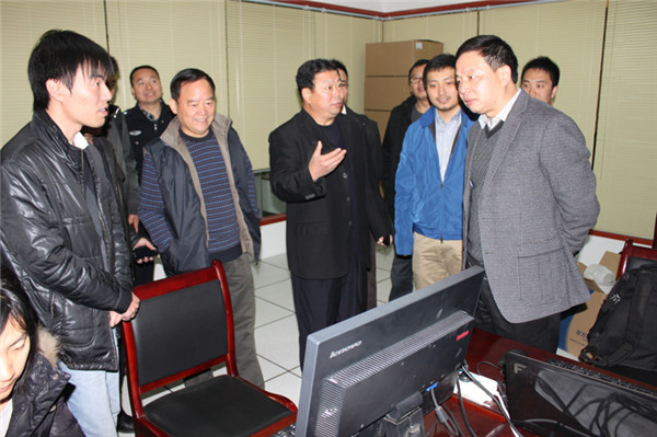 2013-12-2黃副市長、曾局長到我公司天網監控中心視察工作.JPG