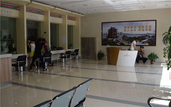 1524809160662600.jpg 三名歹徒進入營業大廳制服保安挾持客戶.jpg