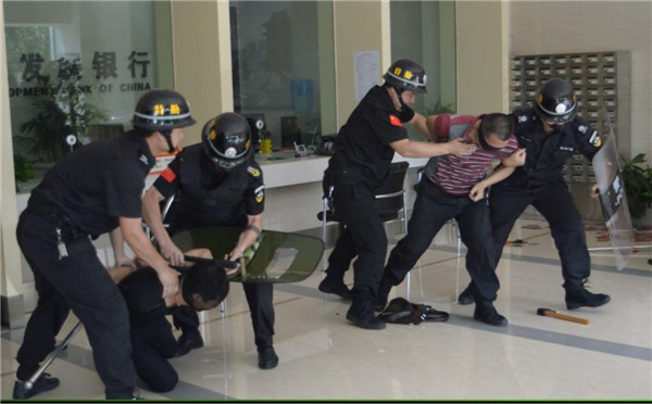 1524809186392654.jpg 特勤中隊迅速趕到抓獲歹徒.jpg