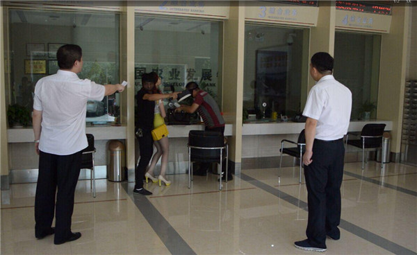 1524809206999226.jpg 銀行工作人員與歹徒周旋.jpg