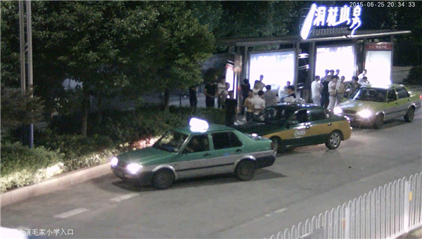 1524809373926758.jpg 打車到達現場的聚集人員.jpg