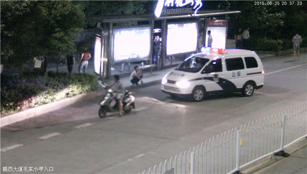 1524809404676617.jpg 警察到達現場,聚集人員四處逃散.jpg