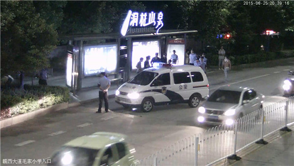 1524809423412572.jpg 警察攔住逃竄人員盤查.jpg