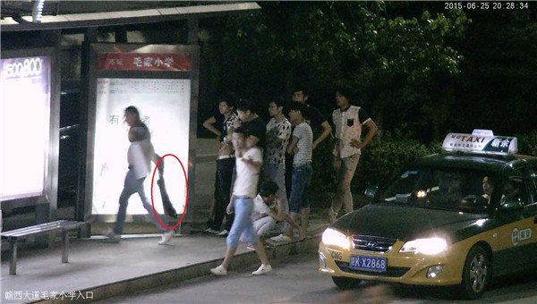 1524809444677416.jpg 手拿砍刀的壯年.jpg