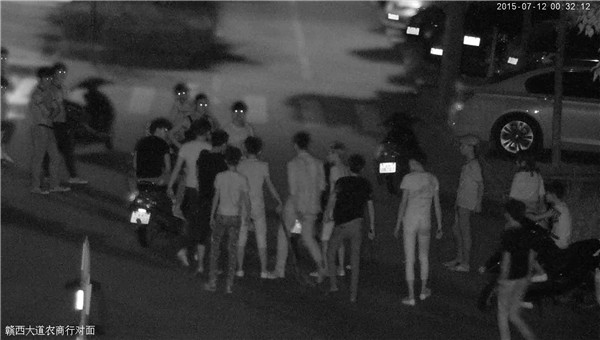 1524809577342471.jpg 另一群青年拿著器械過來斗毆.jpg