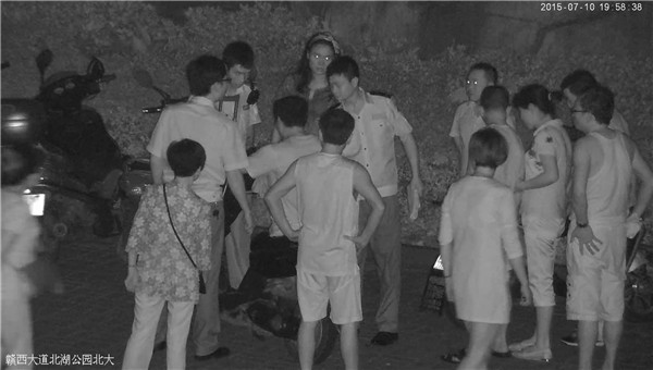 1524809735891515.jpg 19:58分警察到達現場將正在作案的嫌疑人抓獲.jpg