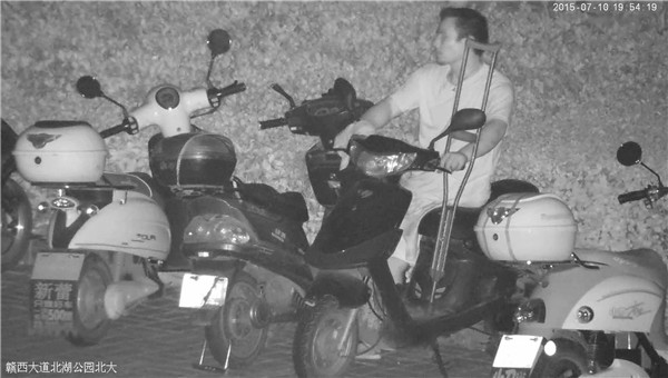 1524809774348472.jpg 嫌疑男子坐在被盜電動車上.jpg