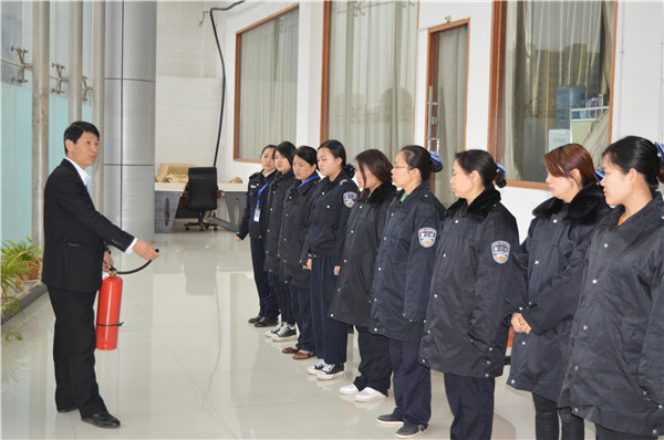 1524810642148280.jpg 張主任在向?qū)W員們展示干粉滅火器的使用方法.jpg