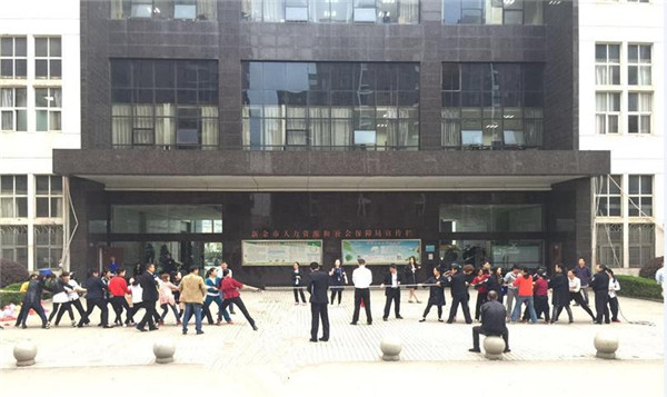 1524810745721829.jpg 齊心協力的拔河比賽.jpg