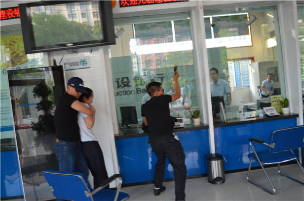 1524811372400749.jpg 犯罪分子挾持人質并要求銀行拿錢.jpg