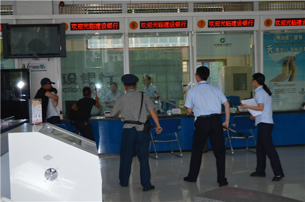 1524811393153380.jpg 保安員與銀行工作人員與犯罪分子對峙.jpg