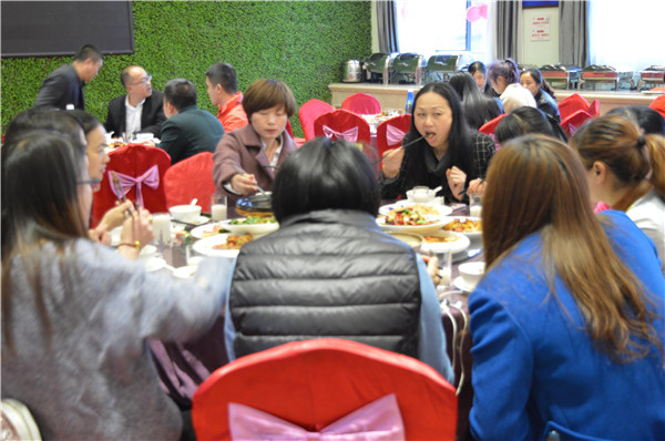 1524812043393690.jpg 活動之后大家在歡樂的聚餐.jpg