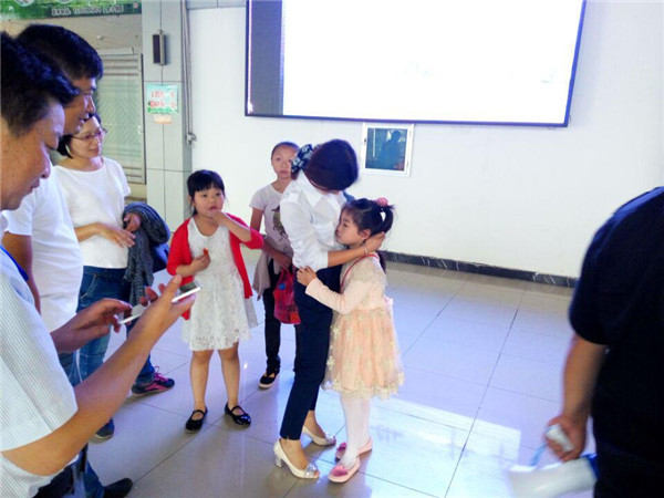 1525684192889271.jpg 3.孩子和家長見面后擁抱在一起.jpg