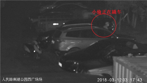 1525685569367989.jpg 1.嫌疑人正在撬車.jpg