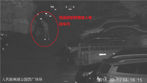 1525685587498665.jpg 2.將盜來的財物放入電動車內.jpg