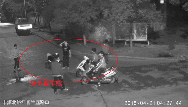1525685743248325.jpg 封面圖---1.6名小男孩將車停在路中間商量.jpg