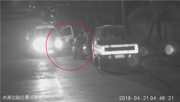 1525685770797114.jpg 2.民警趕到現(xiàn)場(chǎng)盤查.jpg